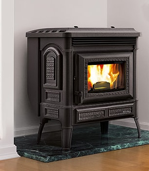 Poêle ancien avec plaque de marbre en son socle
